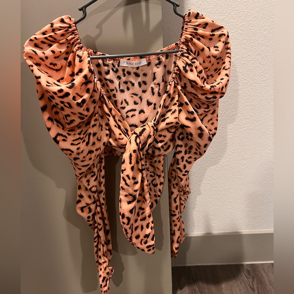 Cut off leopard print, long sleeve blouse